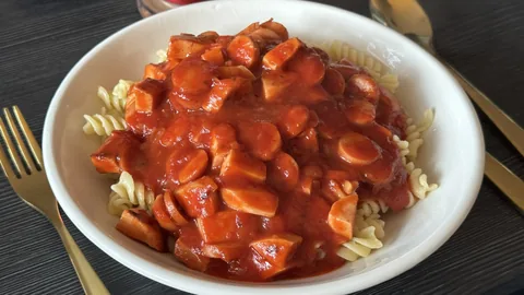 Nudeln mit roter Sauce